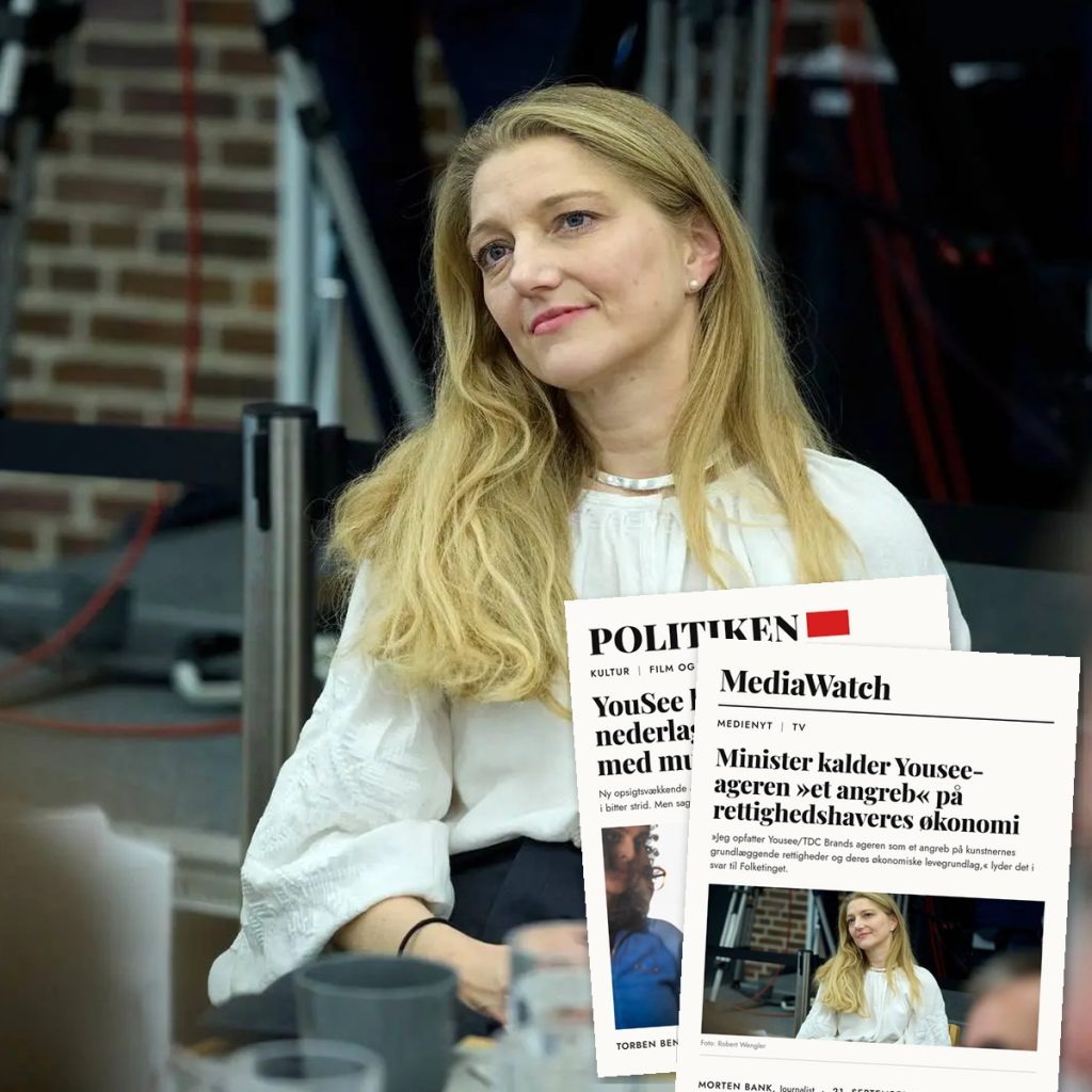 Kulturminister Zenia Stampe med udklip af artikler fra Politiken og MediaWatch om striden med TDC/YouSee